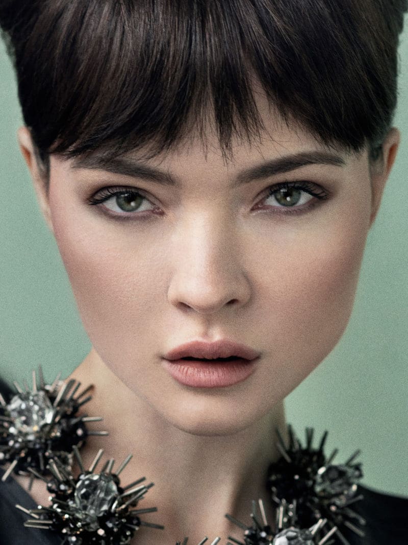 Modelo con peinado alto estructurado y collar escultórico negro de la colección In Spite Of por Alexander Kiryliuk.