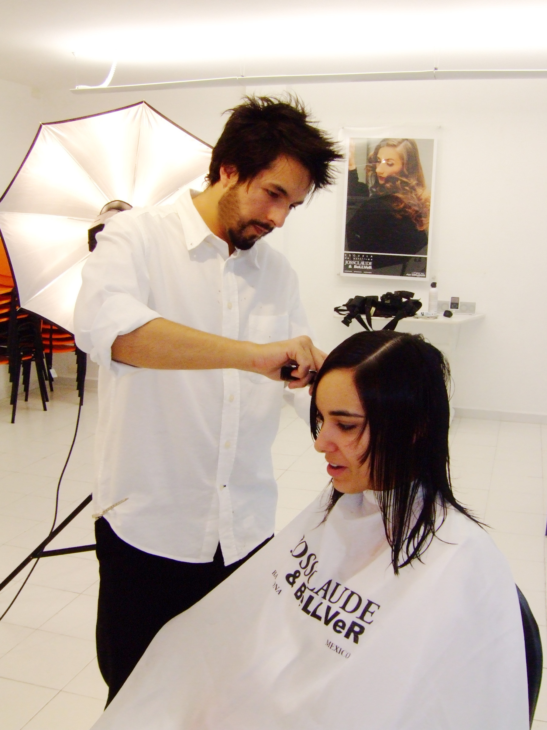 MARIANO MORA, ESTILISTA Y FORMADOR / Foto: dpi del paso imágen en un backstage preparando un corte de cabello PARA JOSSCLAUDE & BELLVER, MONTERREY, NUEVO LEÓN MÉXICO