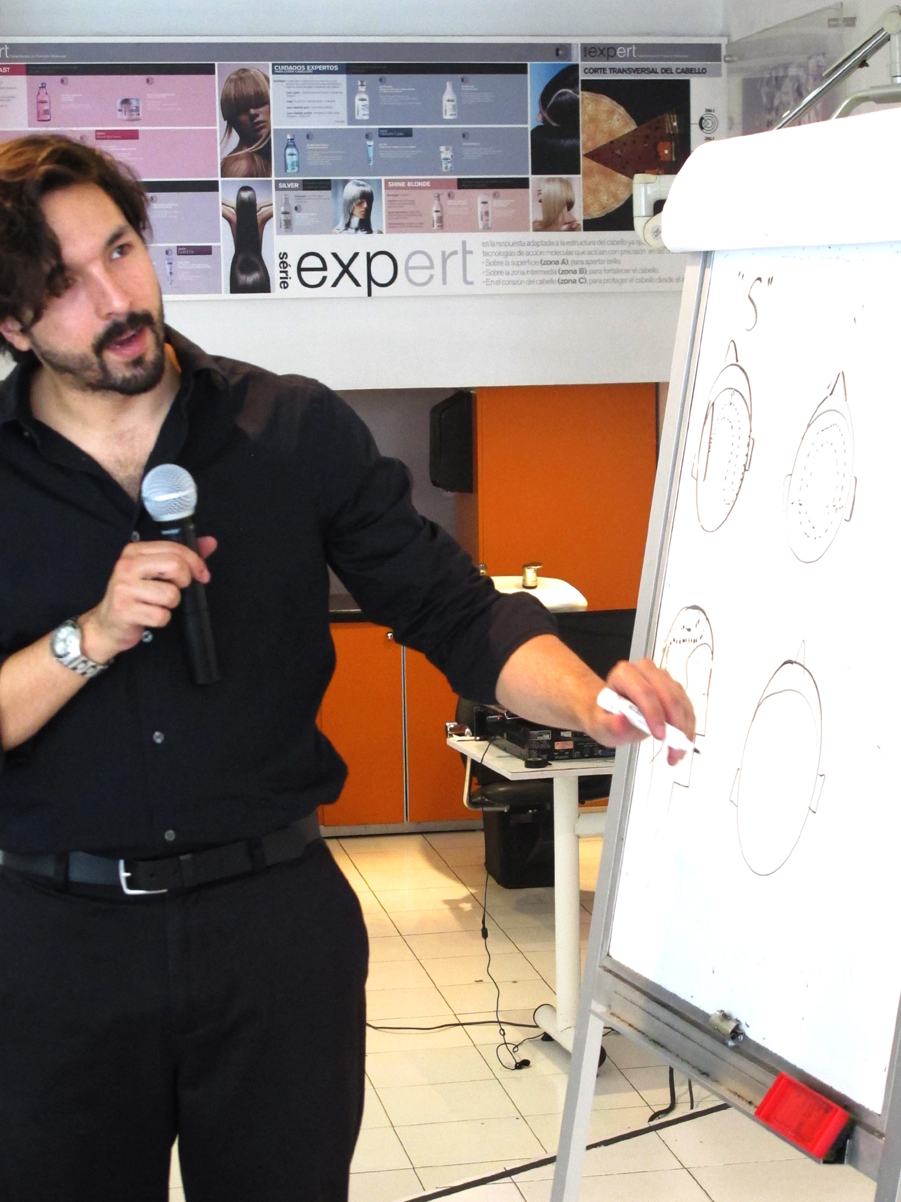 mariano mora impartiendo clase de diseño de color para look & lean en jossclaude & bellver, ciudad de méxico, méxico /foto: dpi del paso imágen