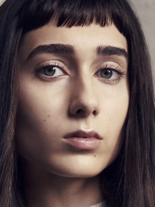 Sonder de Candice McKay, cabello largo, liso, flequillo, castaño oscuro