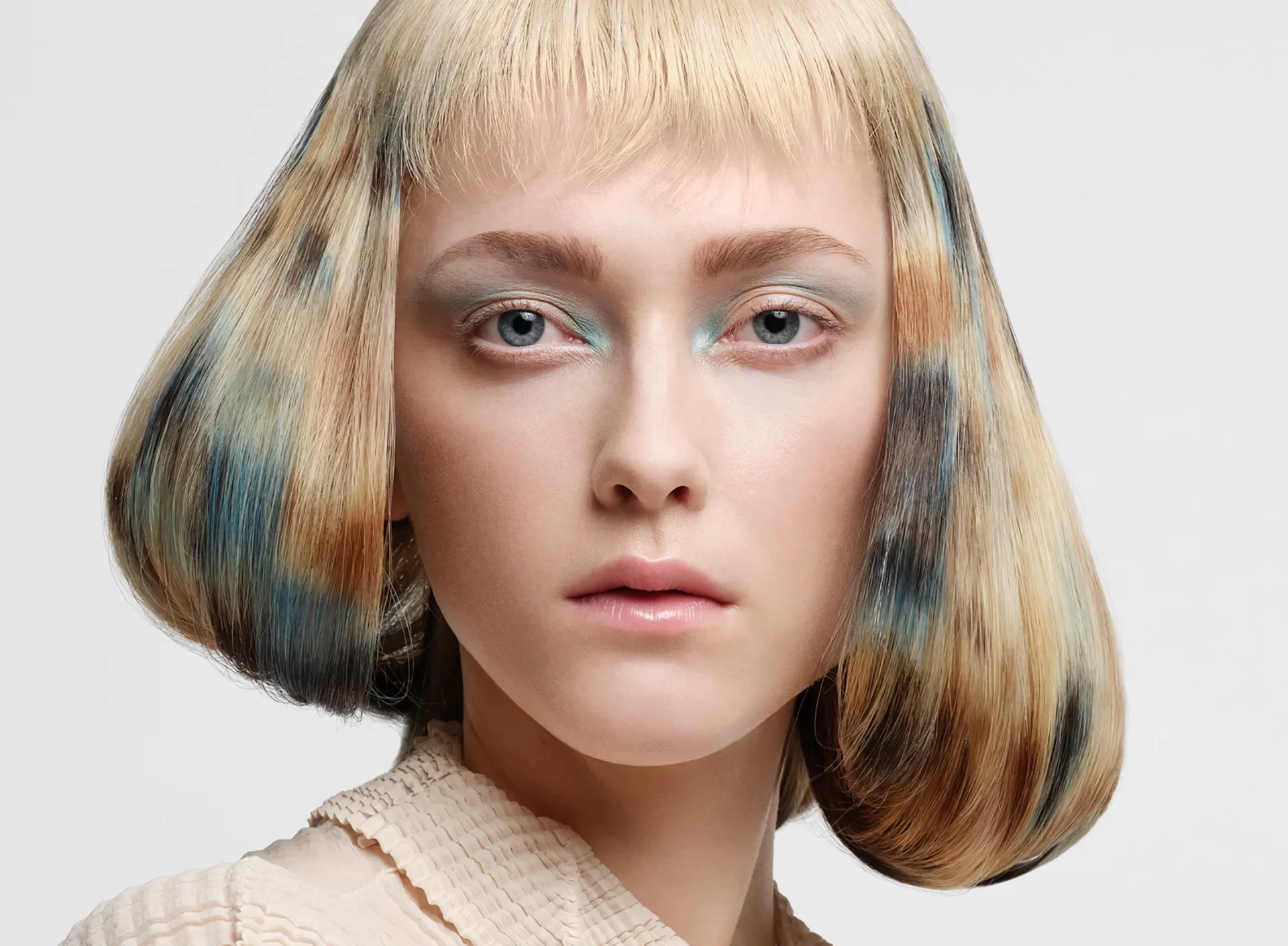 COLECCIÓN ARTKELE DE KASPER THOMAS, LOOK, LOOKS FEMENINOS , LOOKS EDITORIALES FEMENINOS, RUBIO, PLATINO, DISEÑO DE COLOR, COLOR DE PELO, TINTE DE PELO, LACIO, FLECO, COLOR FANTASÍA