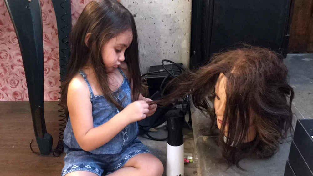 Betty Guajardo, estilista, trabajando en el salón y buscando un balance entre maternidad y trabajo
