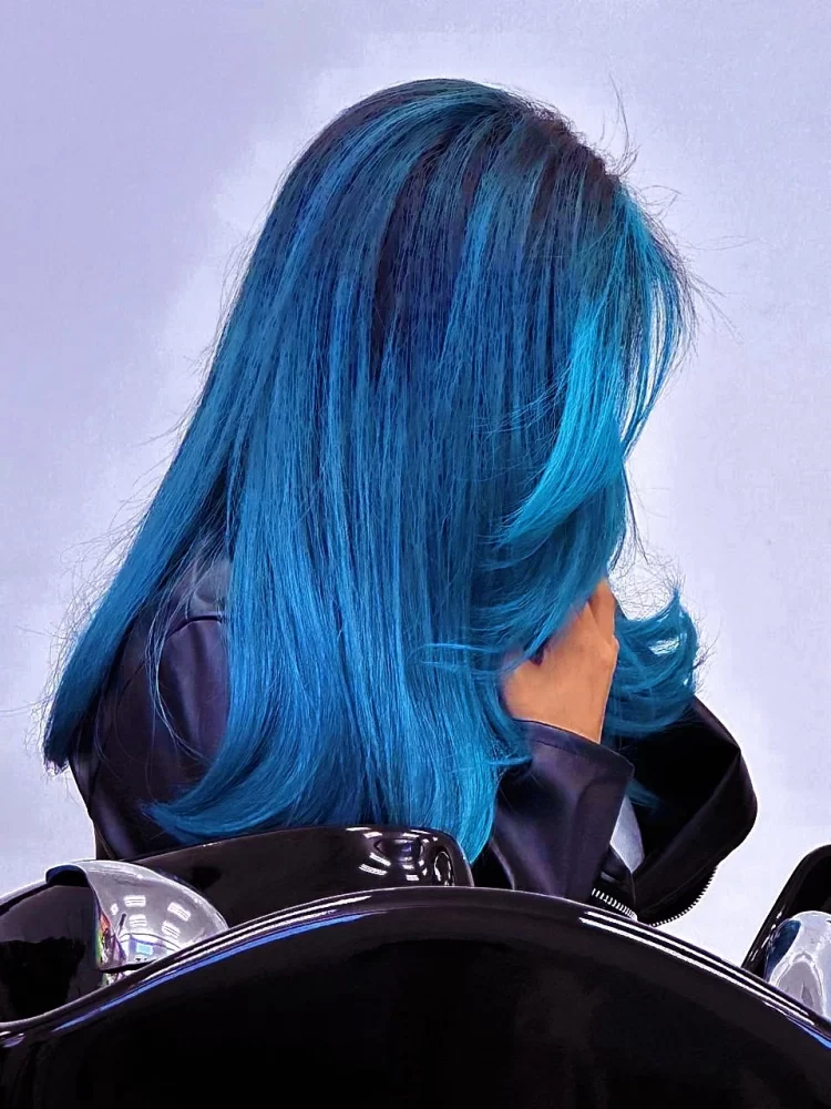 Víctor Skertchly para KÜÜL, diseño de color fantasía, largo, lacio, look urbano, look urbano, look comercial, look femenino, pintar el pelo, color de pelo, color de cabello, pelo arcoíris