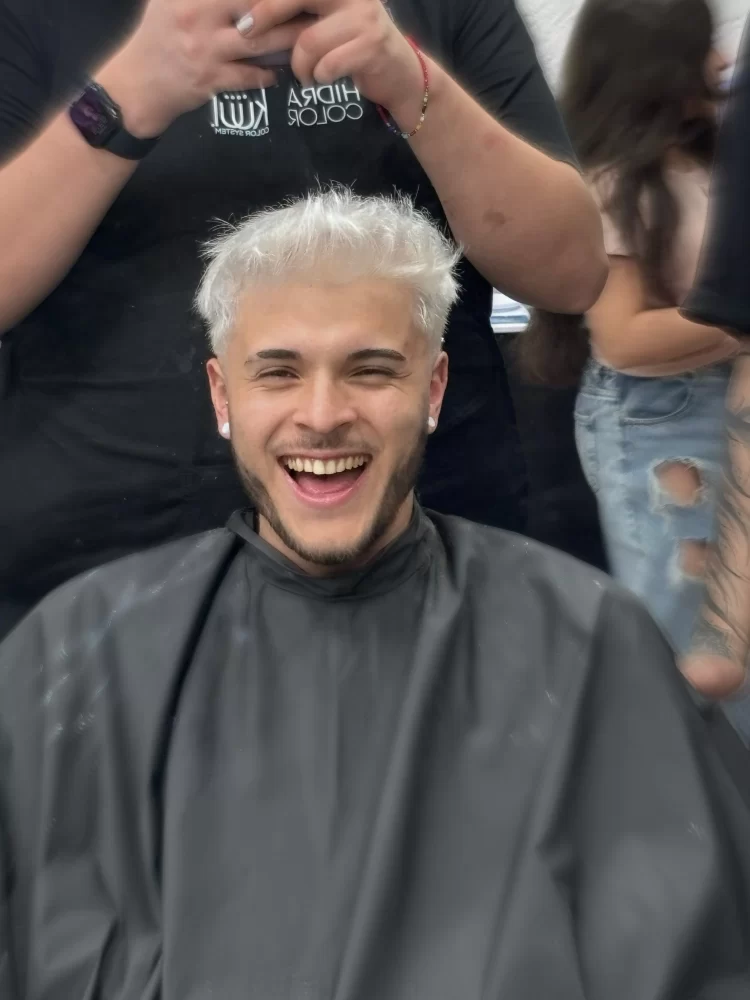 Santiago Marchese para KÜÜL, diseño de color fantasía, corto, look masculino, corto, platino, look urbano