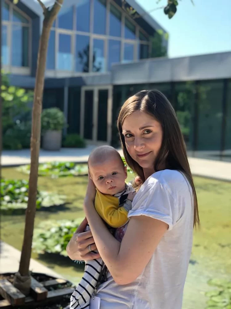 VIKTORIIA VRADII, ESTILISTA UCRANIANA, CON SU HIJO ENCONTRANDO BALANCE ENTRE MATERNIDAD Y TRABAJO
