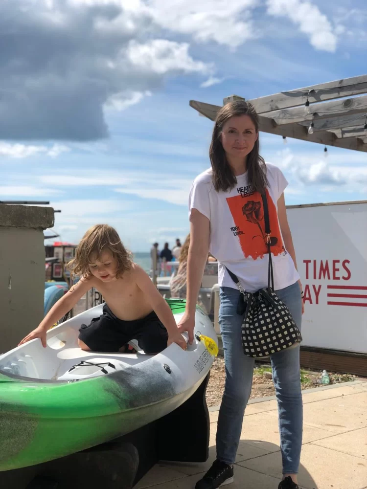 VIKTORIIA VRADII, ESTILISTA UCRANIANA, CON SU HIJO ENCONTRANDO BALANCE ENTRE MATERNIDAD Y TRABAJO