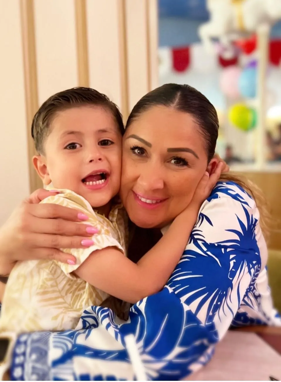 Carmen Dueñas, estilista, y su hijo