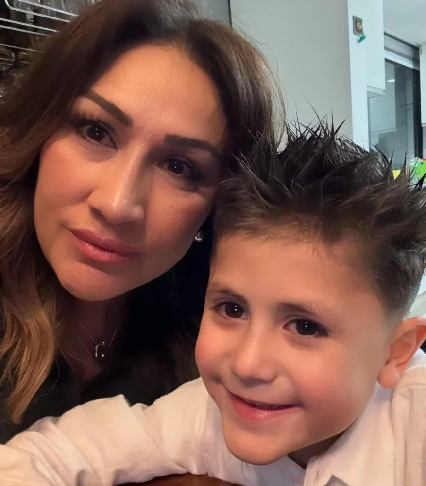 Carmen Dueñas, estilista, y su hijo