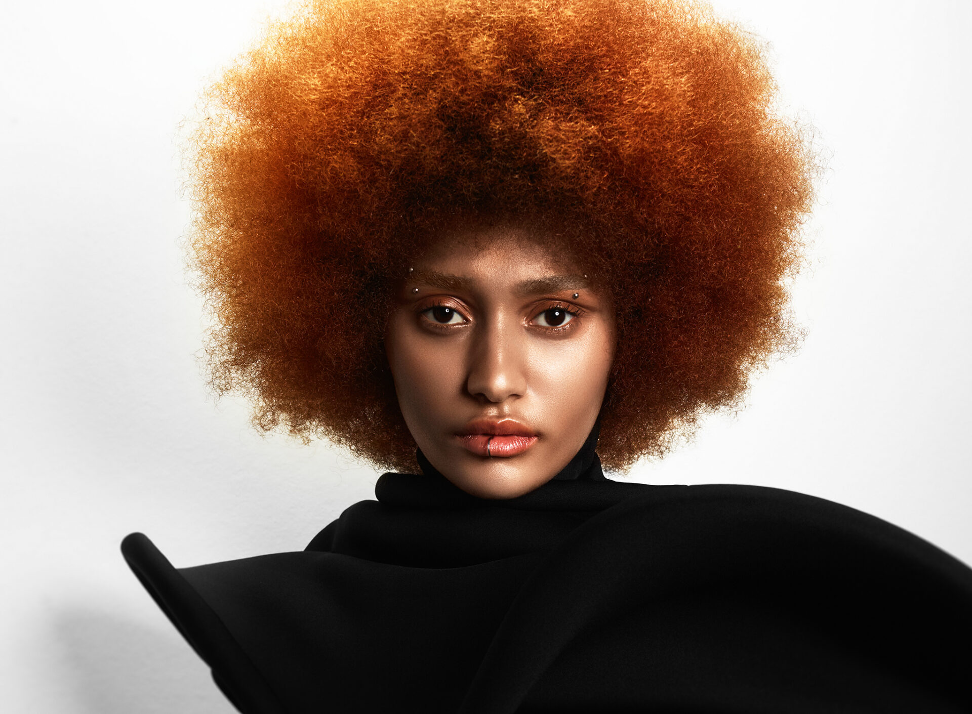 Afro cobrizo con textura densa y volumen máximo de la colección David Barron Wildwood Awakening.