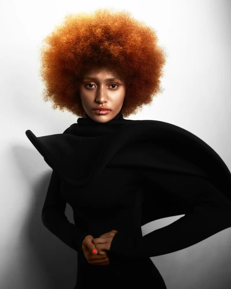 Afro cobrizo con textura densa y volumen máximo de la colección David Barron Wildwood Awakening.