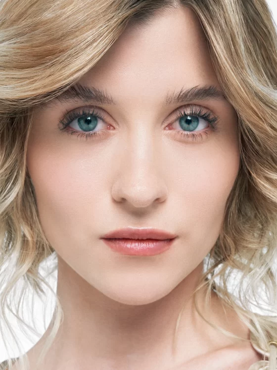 Primer plano de mujer con bob rubio y maquillaje natural Alfaparf tonos perlados