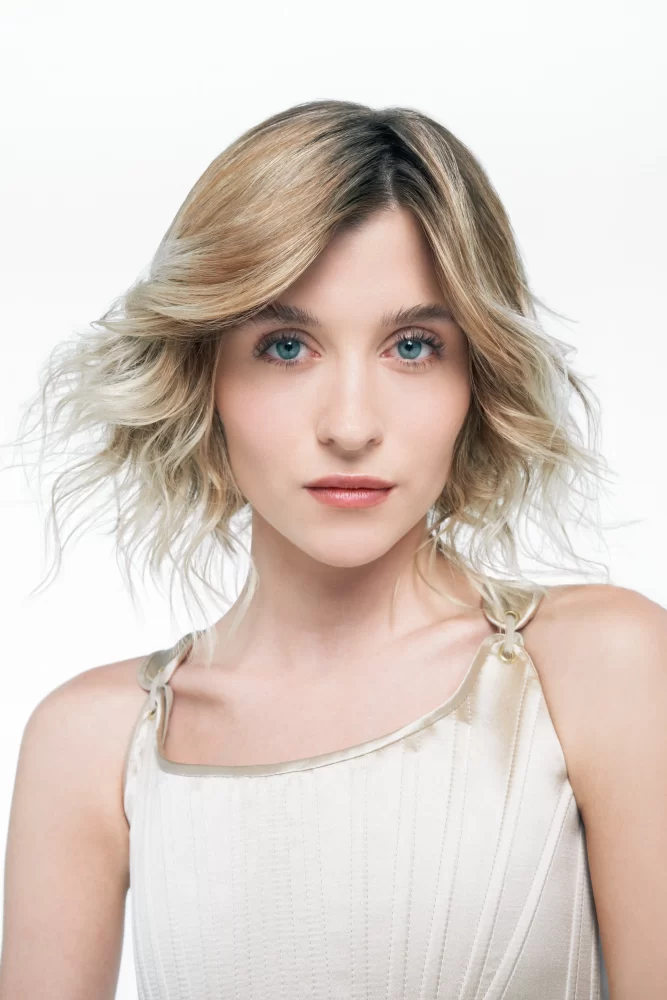 Primer plano de mujer con bob rubio y maquillaje natural Alfaparf tonos perlados