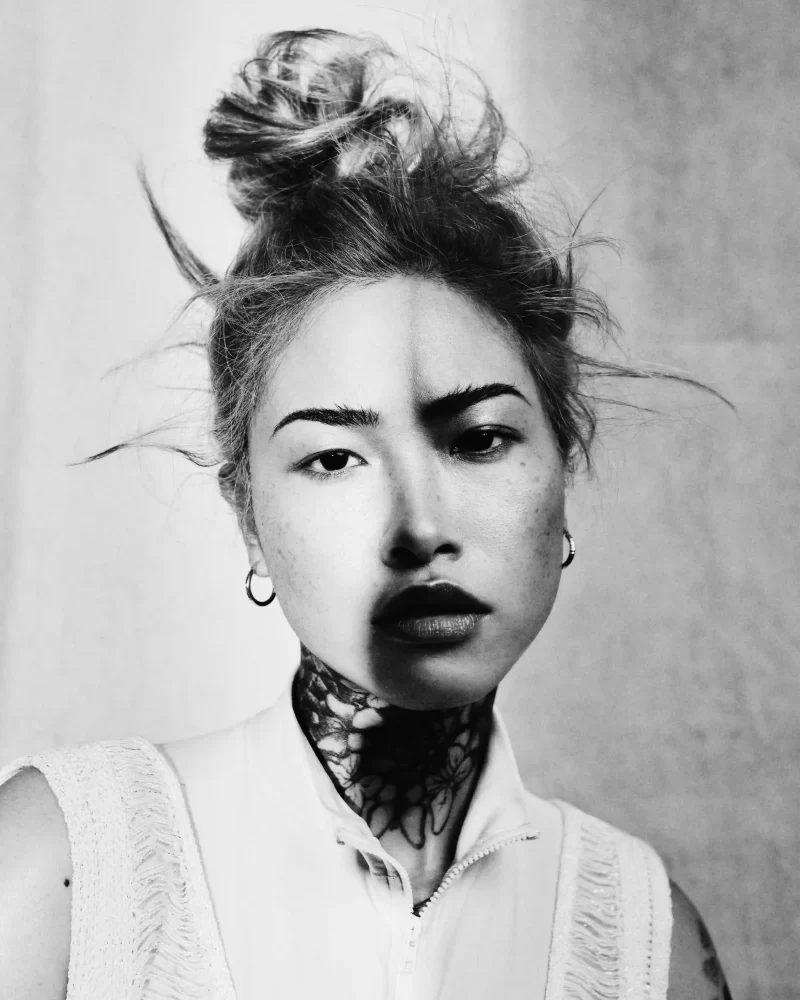 Peinado recogido con nudo alto y rostro con sombra marcada – colección Mon.o