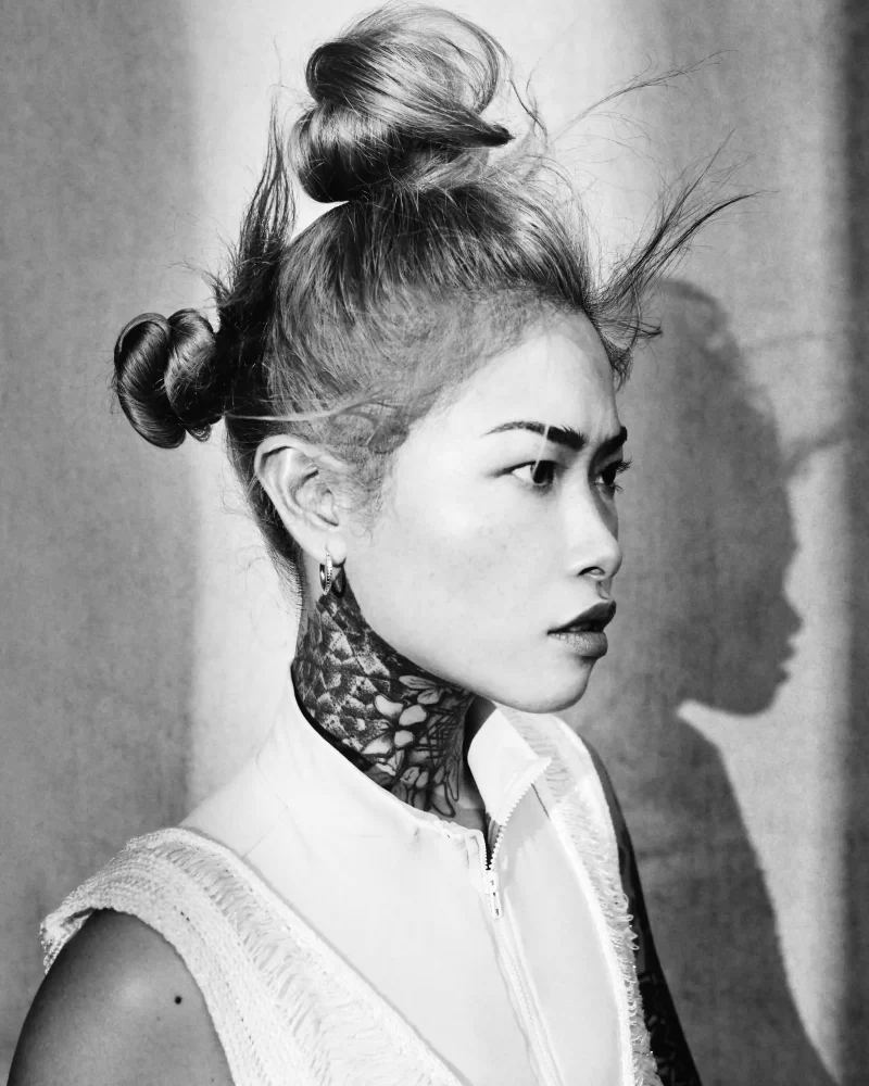 Perfil con doble chongo alto y sombra proyectada – Colección Mon.o de Mimi Kobayashi