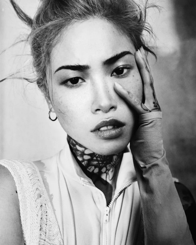 Peinado recogido con expresión intensa y maquillaje natural – colección Mon.o