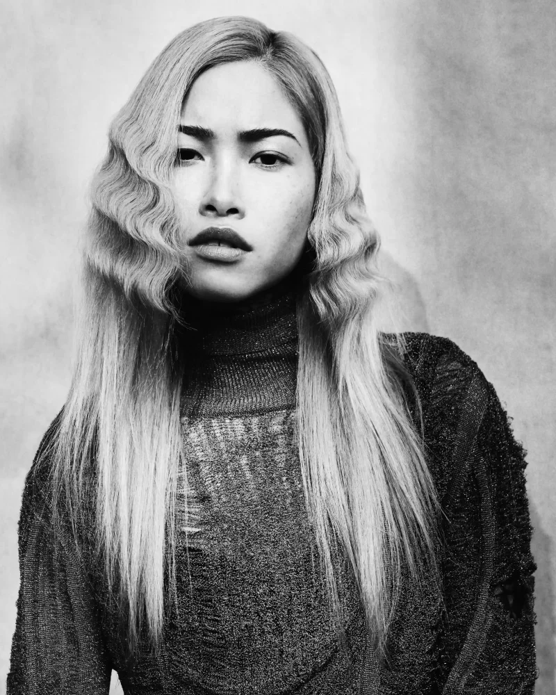 Cabello largo rubio con ondas en zigzag – peinado editorial Mon.o