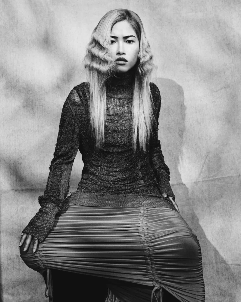 Vista completa de peinado largo con ondas estructuradas – Editorial capilar Mon.o