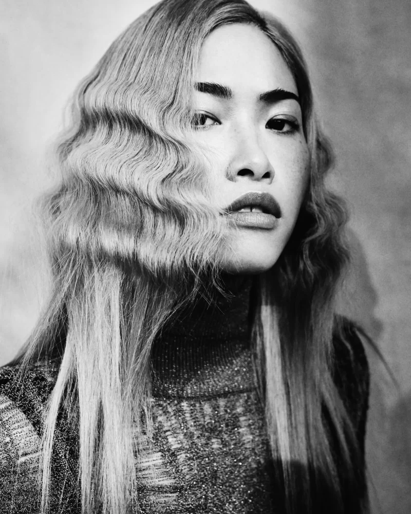 Primer plano de ondas marcadas estilo retro sobre cabello rubio – Mon.o por Mimi Kobayashi