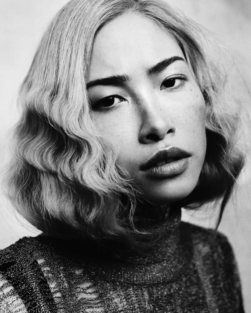 Cabello bob con ondas marcadas en peinado editorial monocromático – colección Mon.o