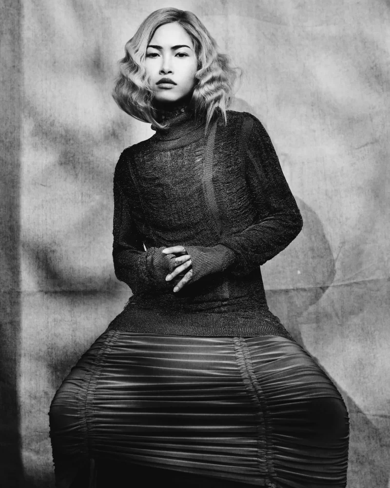 Look completo con ondas marcadas y silueta editorial de alto contraste – colección Mon.o