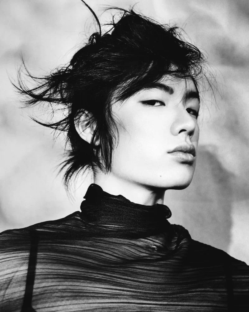 Peinado despeinado con textura editorial negra y actitud desafiante – Mon.o Mimi Kobayashi