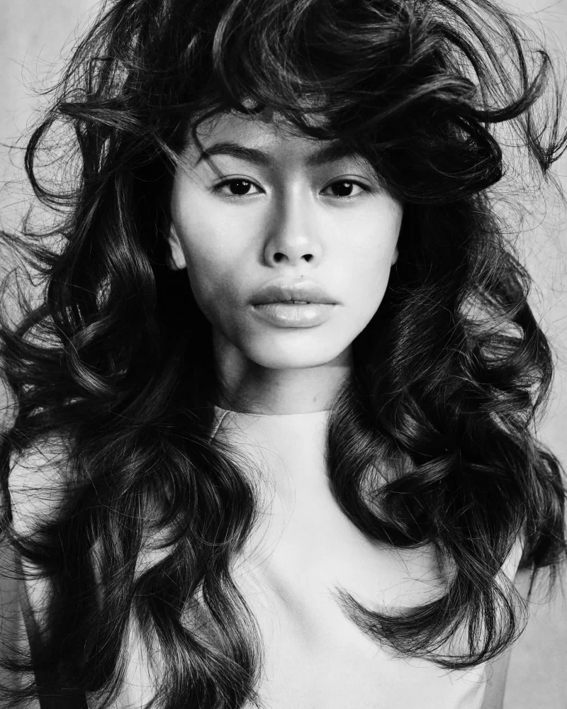 Peinado voluminoso con ondas sueltas de inspiración japonesa por Mimi Kobayashi en blanco y negro