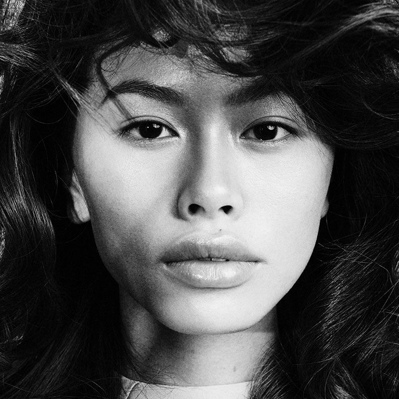 Peinado voluminoso con ondas sueltas de inspiración japonesa por Mimi Kobayashi en blanco y negro