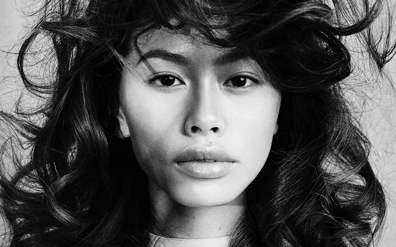 Peinado voluminoso con ondas sueltas de inspiración japonesa por Mimi Kobayashi en blanco y negro