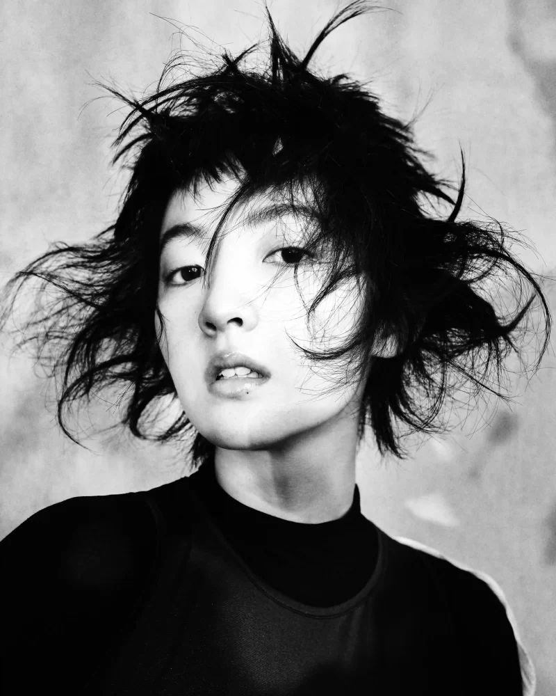 Corte pixie despeinado con textura editorial de la colección Mon.o de Mimi Kobayashi