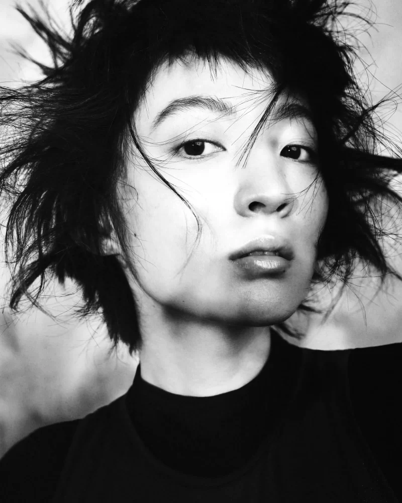 Primer plano de peinado editorial con micro flequillo y textura salvaje por Mimi Kobayashi