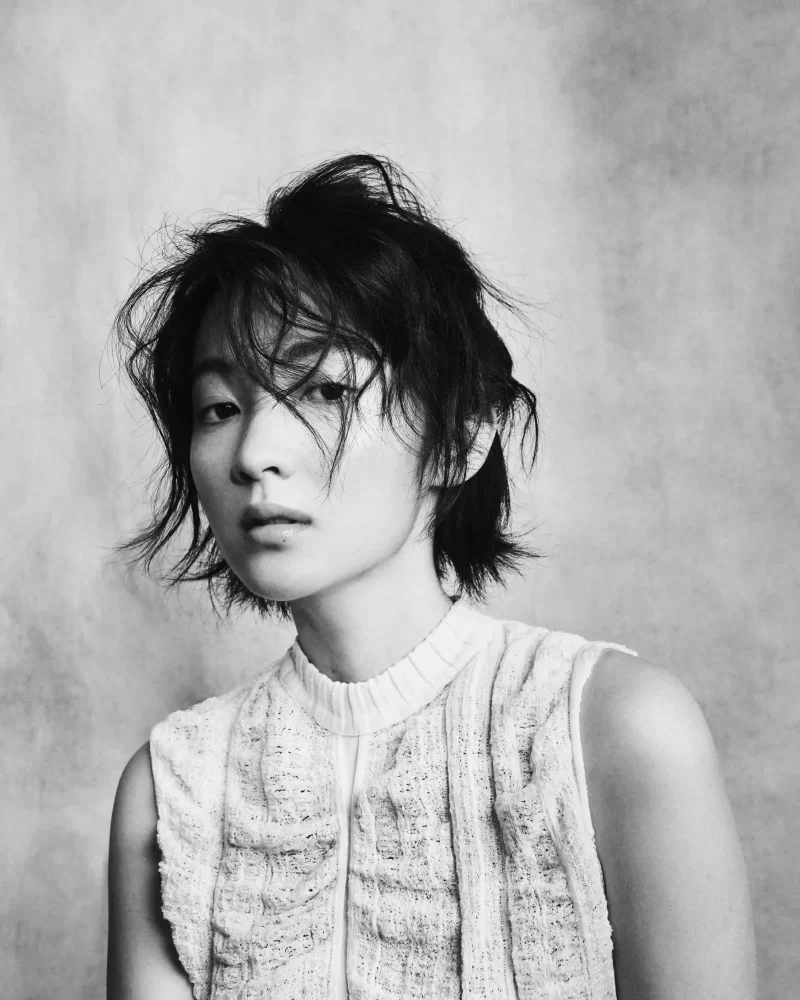 Corte medio desestructurado con textura húmeda y flequillo largo – look minimalista Mon.o