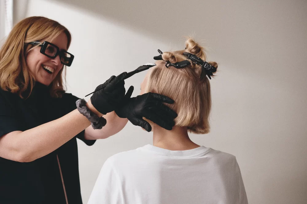 Colorista Schwarzkopf Professional aplicando tinte igora Zero