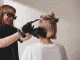 Colorista Schwarzkopf Professional aplicando tinte igora Zero