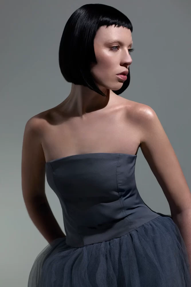 Modelo con cabello negro y corte bob corto con puntas despuntadas, colección Iconic de Sassoon Academy.