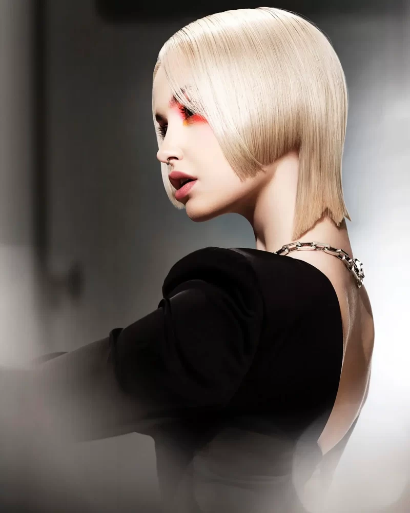 Modelo con corte bob rubio platinado, colección Freedom por Kerry Mather, maquillaje vibrante y estilo minimalista.