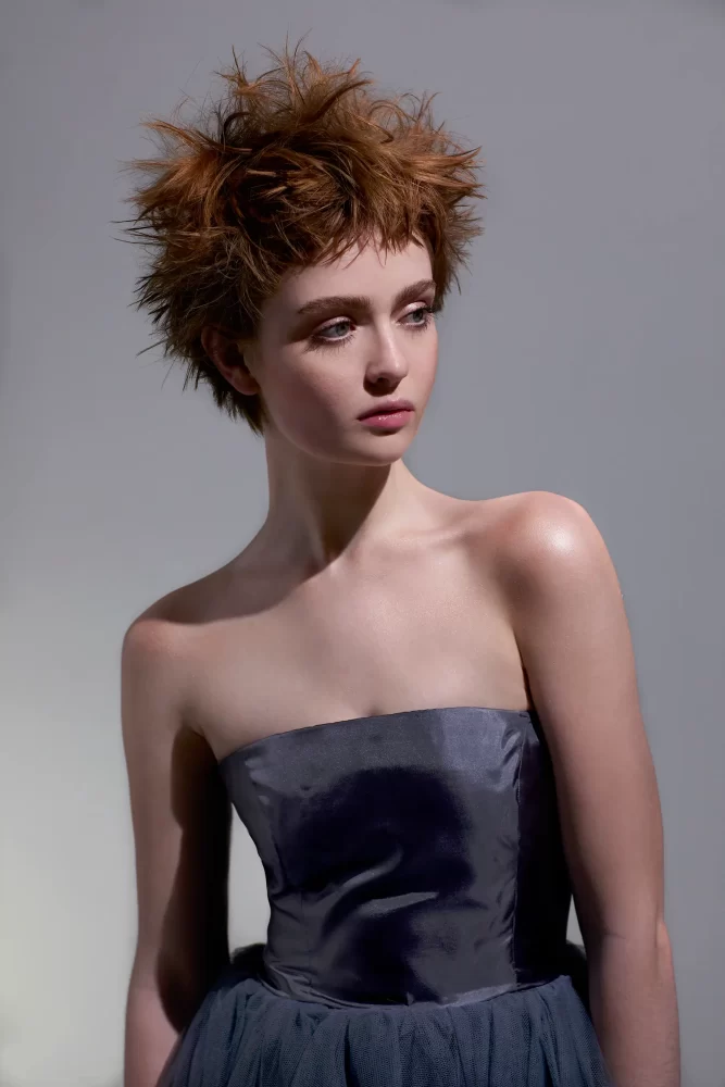 Mujer con cabello en corte pixie messy en tonos cobrizos, perteneciente a la colección Iconic de Sassoon Academy.