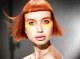 Modelo con corte bob corto en tono cobre brillante, maquillaje naranja intenso, colección Freedom por Kerry Mather.