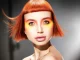 Modelo con corte bob corto en tono cobre brillante, maquillaje naranja intenso, colección Freedom por Kerry Mather.