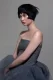 Mujer luciendo bob asimétrico con flequillo corto, creación icónica de la colección de Sassoon Academy.