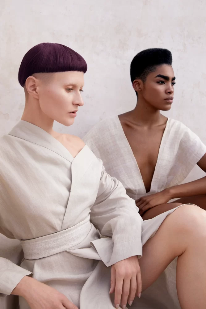 Dos modelos de distinta etnia con cortes geométricos y prendas de lino, parte de la colección Divine Feminine de Juliette Den Ouden.