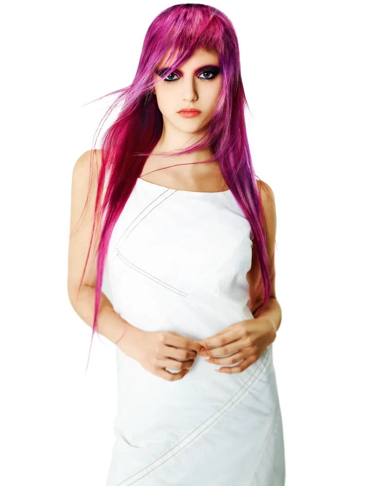 Modelo con cabello largo fucsia eléctrico y fleco texturizado, look editorial de alto impacto de la colección Skittles de George Alderete.