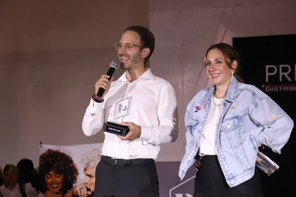 Laila Aruj (Country Manager de Pravana) y Felipe Delgado (Sales Director Pravana) en el escenario