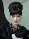 Modelo con peinado alto estructurado y collar escultórico negro de la colección In Spite Of por Alexander Kiryliuk.