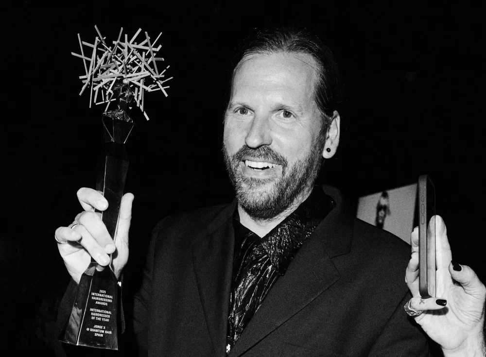 JorgeX, X-Presion, Quantum hAIr, recibe premio al peluquero del año 2025 en el International Hairdressing Awards, IHA,