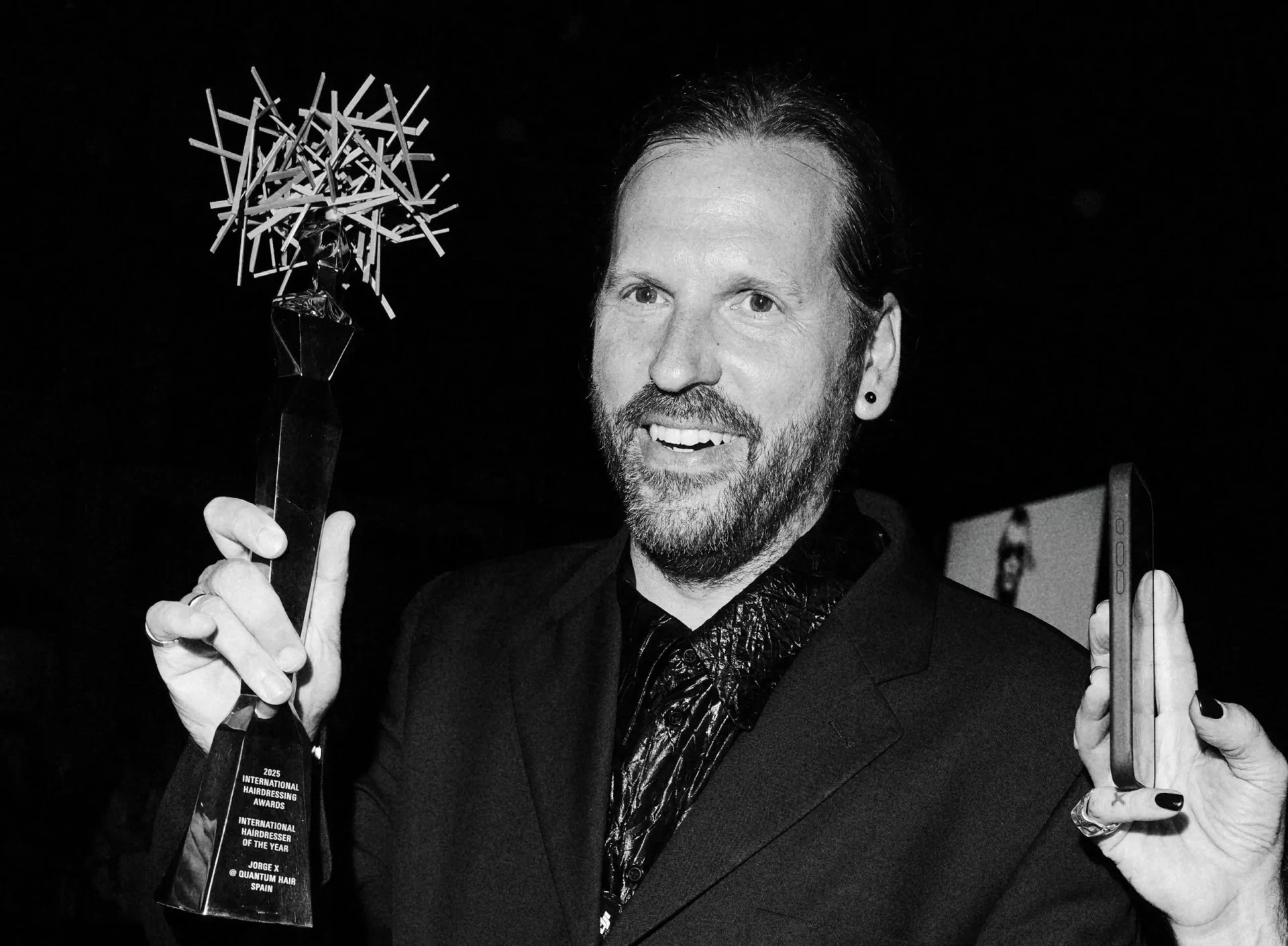 JorgeX, X-Presion, Quantum hAIr, recibe premio al peluquero del año 2025 en el International Hairdressing Awards, IHA,