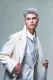 Modelo masculino con cabello plateado estilo fade y look total white de la colección KINTRENDS025 de KIN Cosmetics.