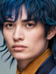 Joven con mullet azul intenso y look en tonos navy, de la colección KINTRENDS025 de KIN Cosmetics.