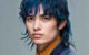 Joven con mullet azul intenso y look en tonos navy, de la colección KINTRENDS025 de KIN Cosmetics.