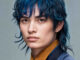Joven con mullet azul intenso y look en tonos navy, de la colección KINTRENDS025 de KIN Cosmetics.