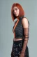 Mujer con corte bob recto en tono rojo cobrizo usando top negro y accesorios metálicos, colección KINTRENDS025.